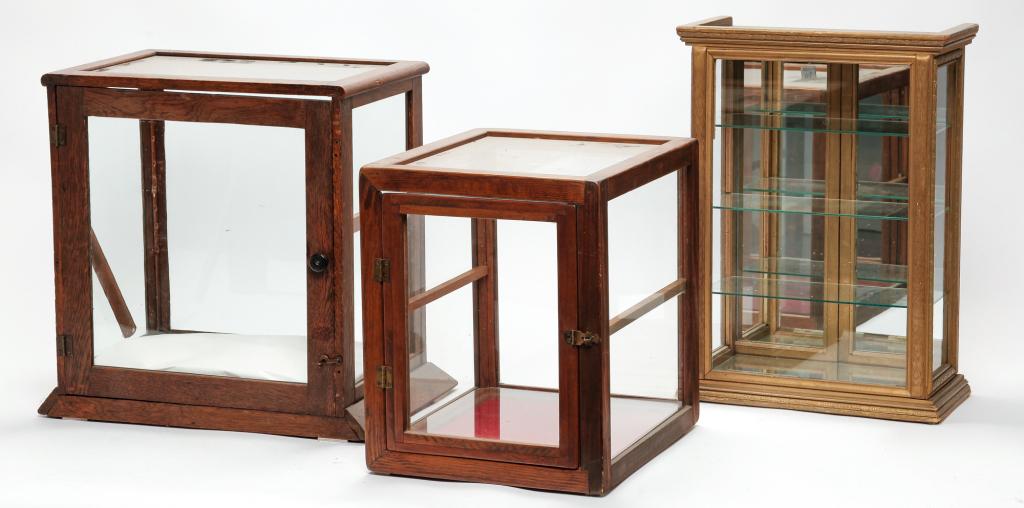 TWO AMERICAN COUNTER-TOP DISPLAY CASES. (1 of 4)
