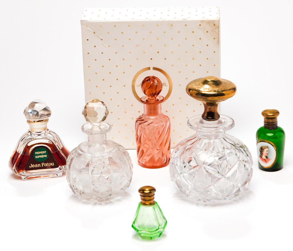 GROUP OF PERFUME BOTTLES. (1 of 1)