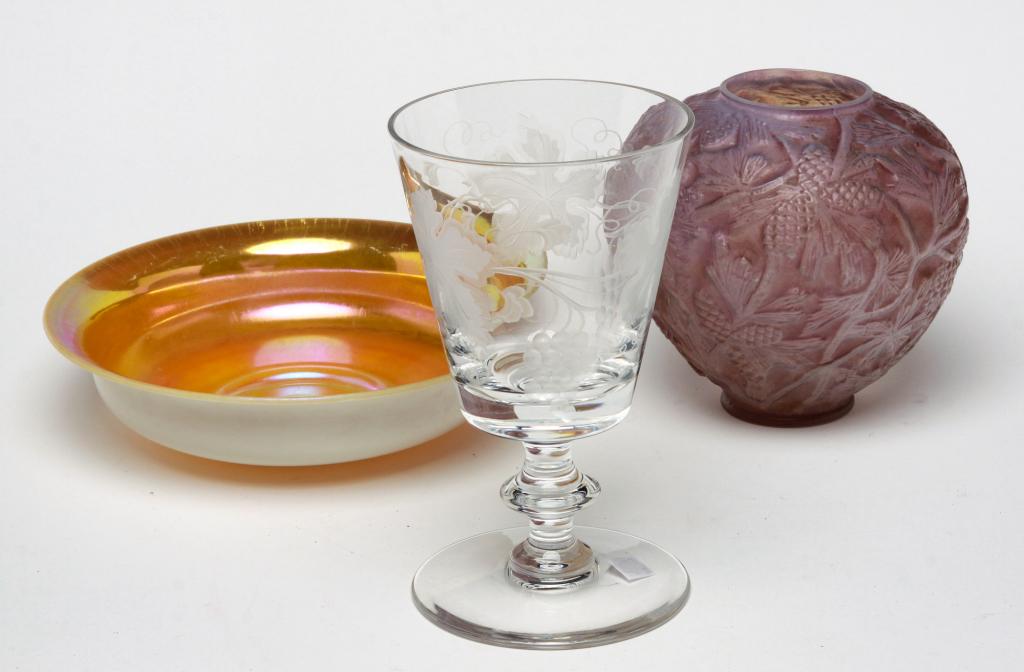 THREE PIECES OF ART GLASS. (1 of 1)