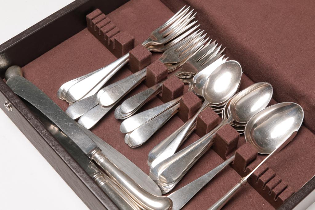 ENGLISH SPAULDING & CO STERLING FLATWARE SET.: Date mark 1967. "Irish Rib" pattern, five pistol handled knives, seven dinner forks, nine dessert forks, two lunch forks, four tea spoons, seven tablespoons, one serving spoon, and one butter spreader