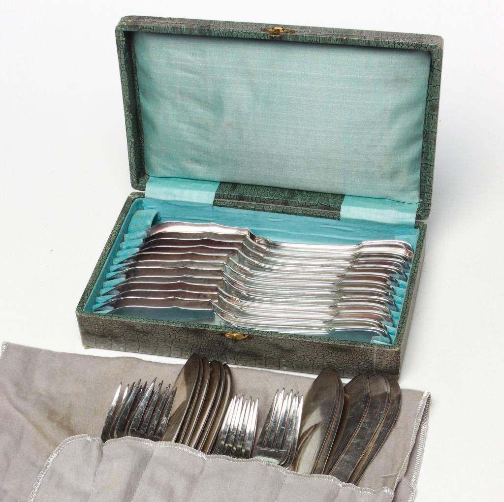 GROUP OF SILVER PLATED PIECES. (1 of 1)