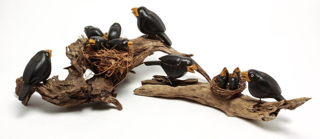 AMERICAN CROW CARVING ATTRIBUTED TO R. DERROW. (1 of 1)