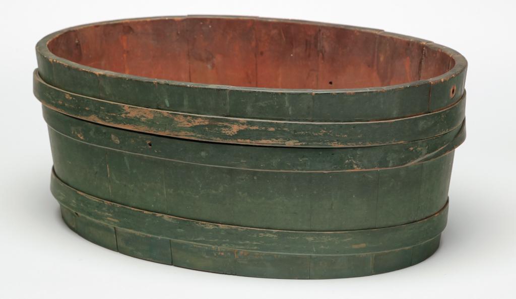 AMERICAN STAVE CONSTRUCTED OVAL TUB. (1 of 3)