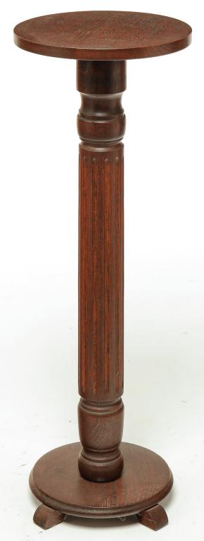 AMERICAN OAK PEDESTAL. (1 of 1)