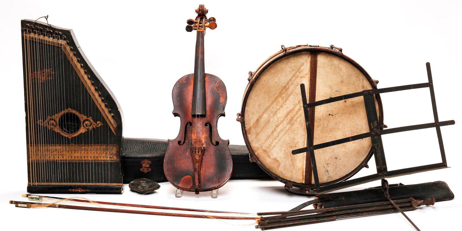 GROUP OF AMERICAN MUSICAL INSTRUMENTS. (1 of 3)