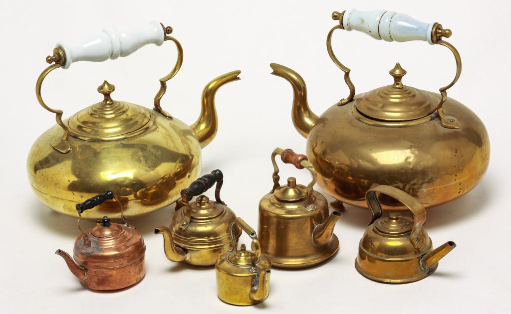 SEVEN BRASS & COPPER HOT WATER KETTLES. (1 of 3)