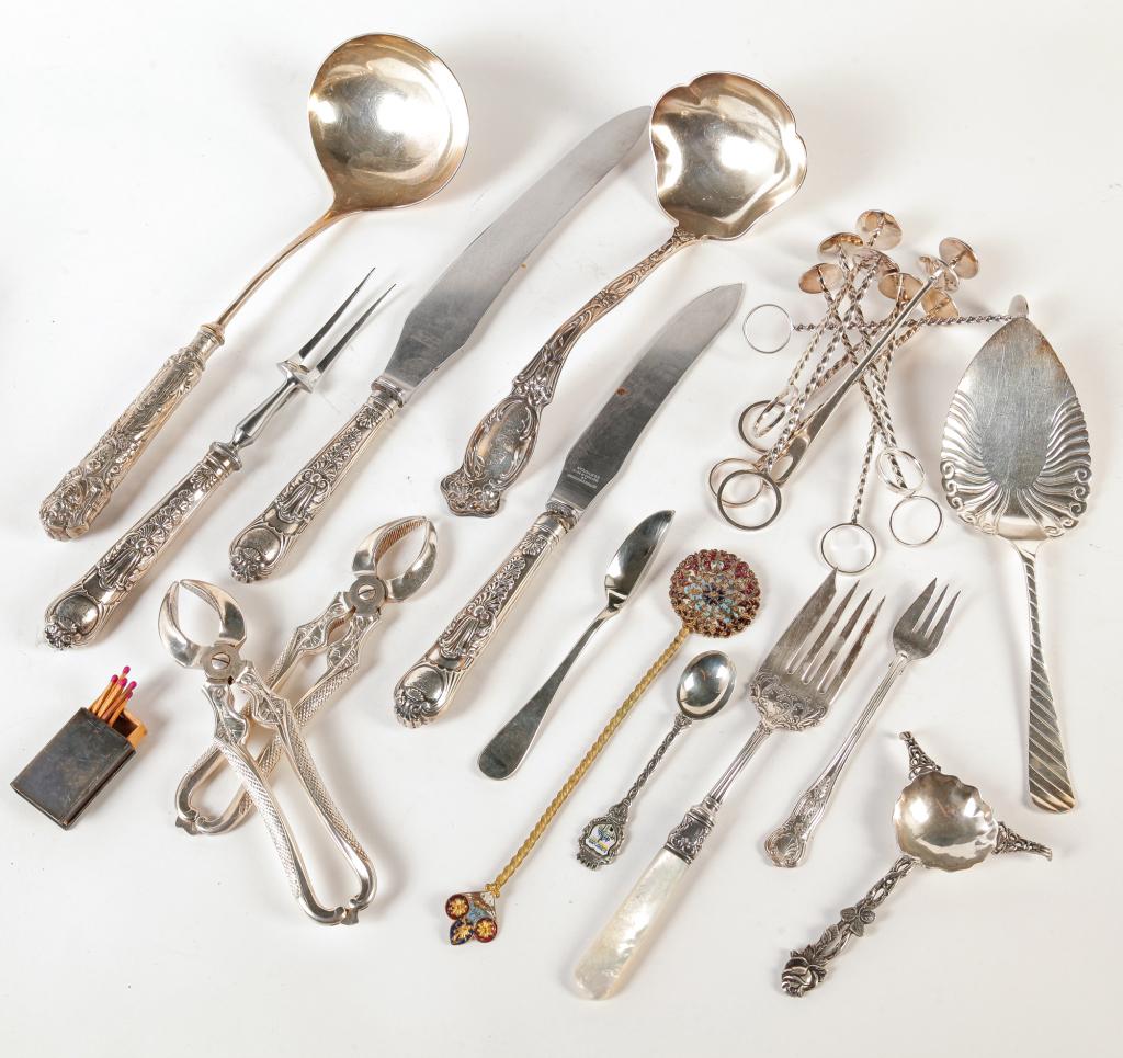 GROUP OF SILVER PLATED ITEMS. (1 of 3)