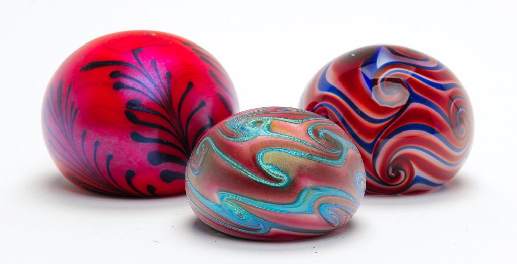 THREE CHARLES LOTTON GLASS PAPERWEIGHTS. (1 of 3)