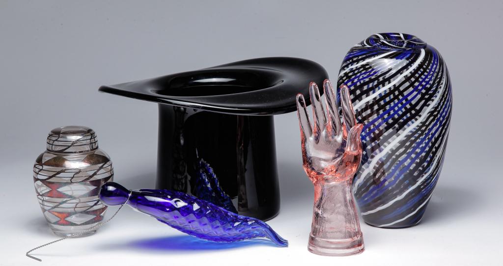 FIVE PIECES OF MOSTLY ART GLASS. (1 of 4)