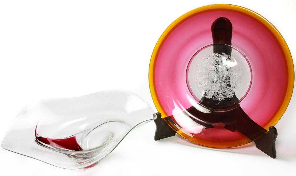 STUDIO GLASS TRAY AND LARGE SERVING DISH. (1 of 2)