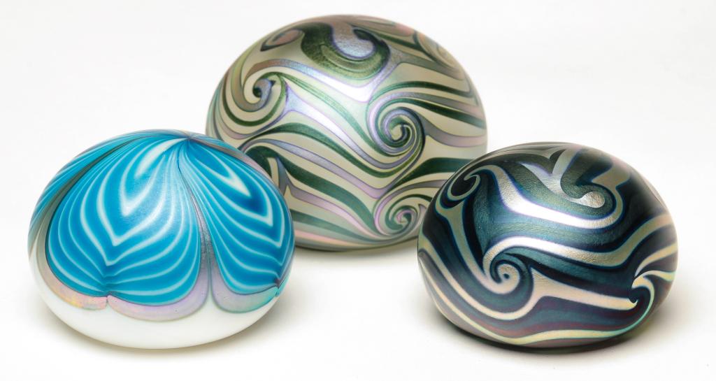 THREE CHARLES LOTTON GLASS PAPERWEIGHTS. (1 of 4)