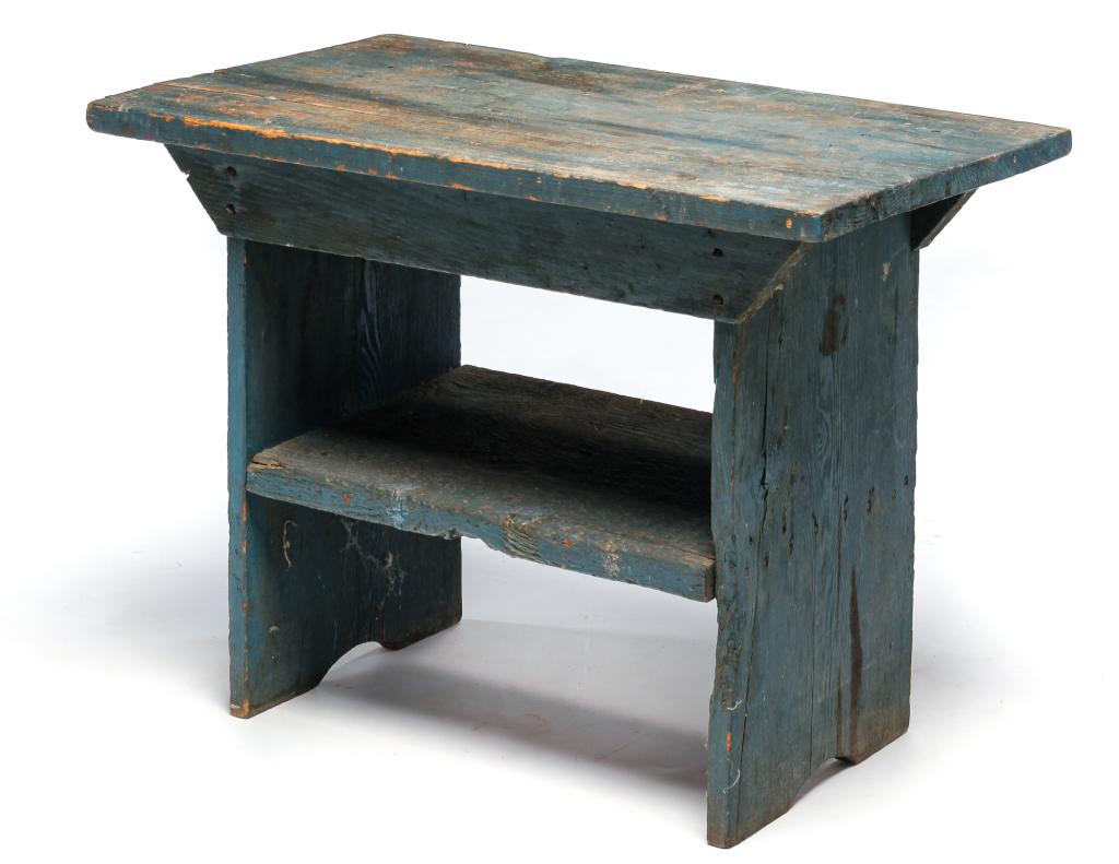 AMERICAN SMALL COUNTRY BENCH. (1 of 3)