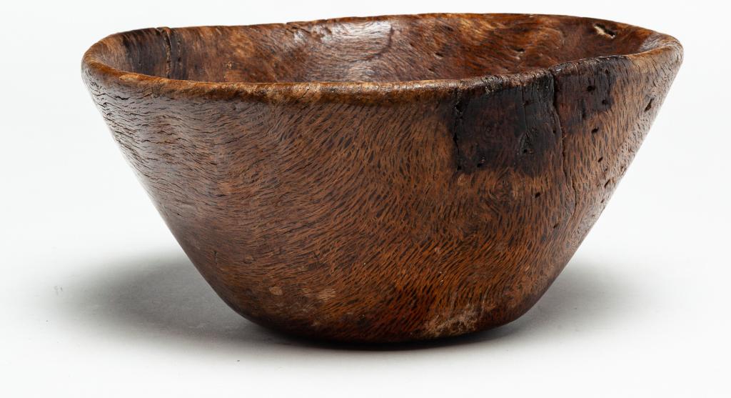 ENGLISH OAK BOWL. (1 of 3)