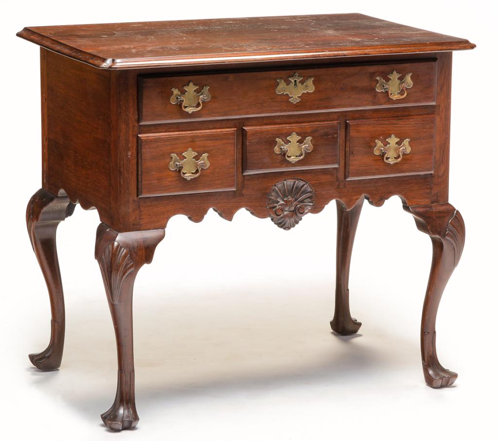 PENNSYLVANIA QUEEN ANNE-STYLE DRESSING TABLE. (1 of 4)