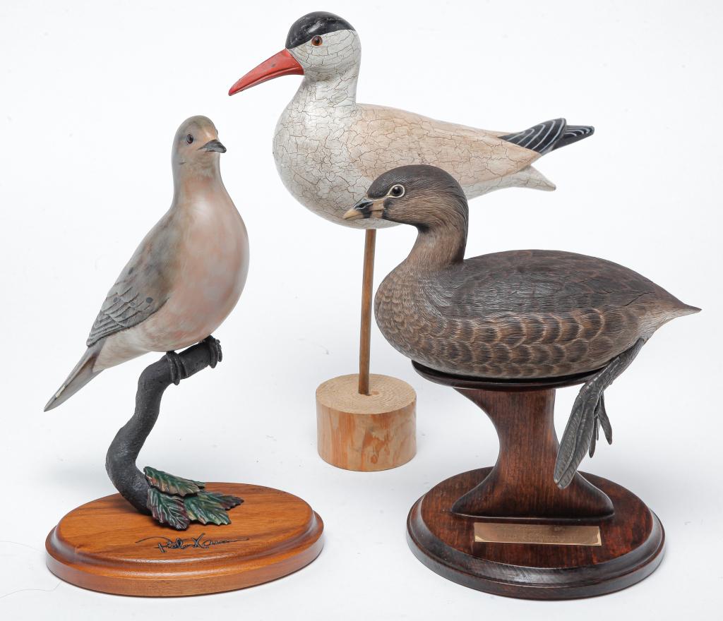 THREE CONTEMPORARY AMERICAN BIRD CARVINGS. (1 of 5)