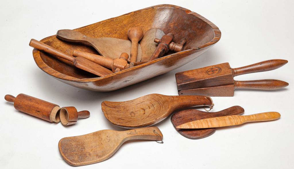 THIRTEEN PIECES OF AMERICAN KITCHEN WOODENWARE. (1 of 2)