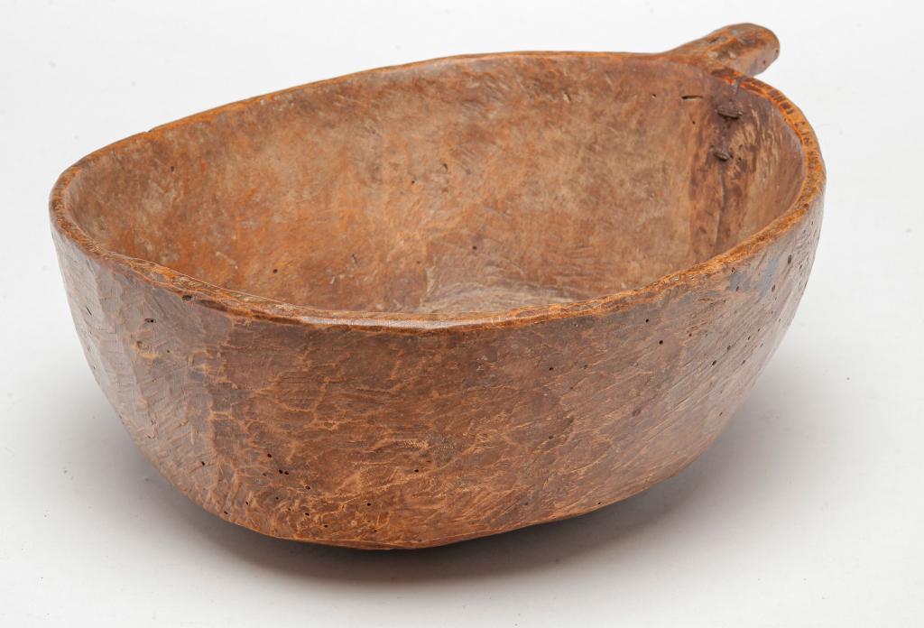 AMERICAN PRIMITIVE WOODEN BOWL. (1 of 4)