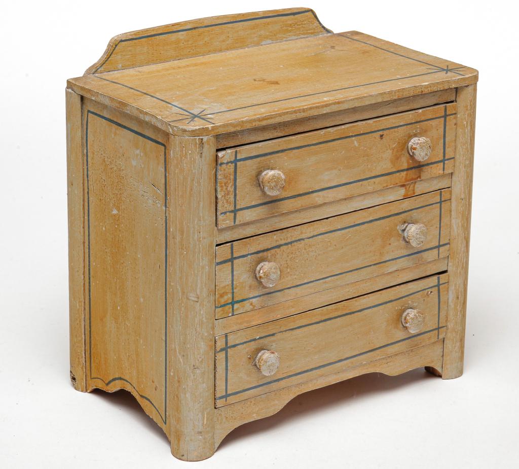 AMERICAN VICTORIAN MINIATURE DECORATED CHEST. (1 of 4)