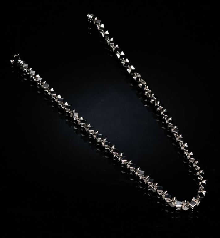 FANCY LINK WHITE GOLD NECKLACE. (1 of 2)