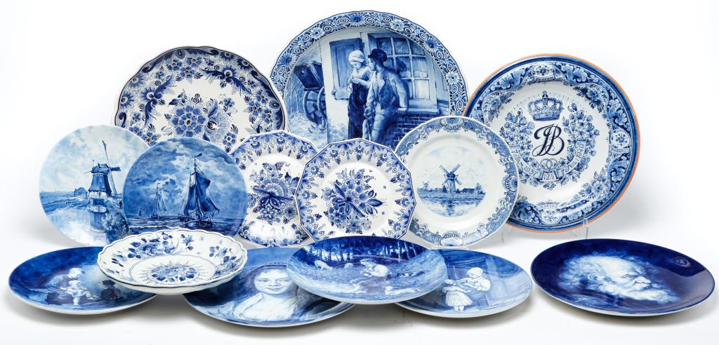 FIFTEEN CONTEMPORARY "DELFT" PLATES AND CHARGERS. (1 of 11)