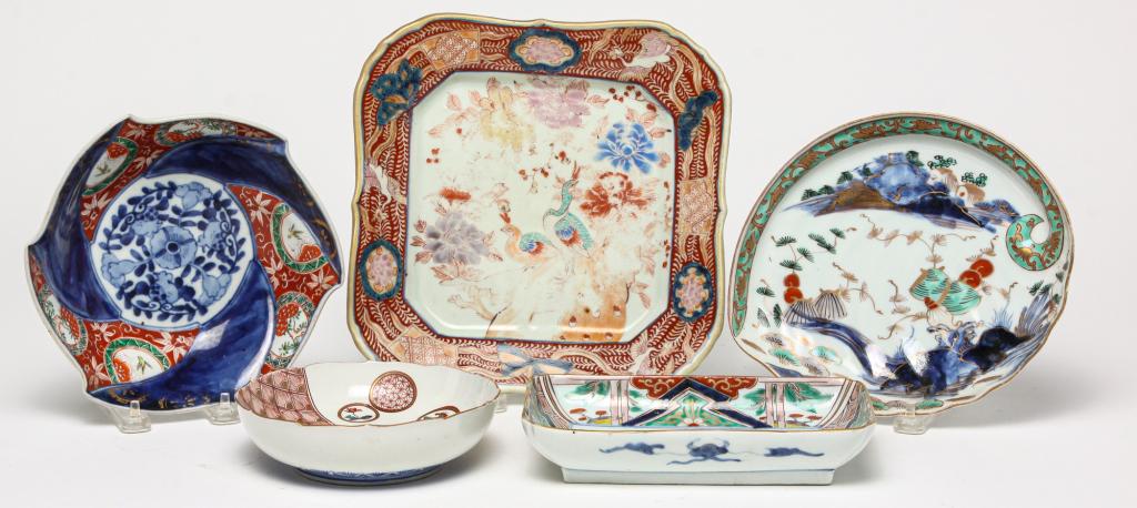 FIVE JAPANESE IMARI DISHES. (1 of 7)