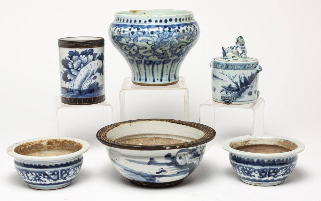 SIX PIECES OF CHINESE BLUE AND WHITE POTTERY. (1 of 5)