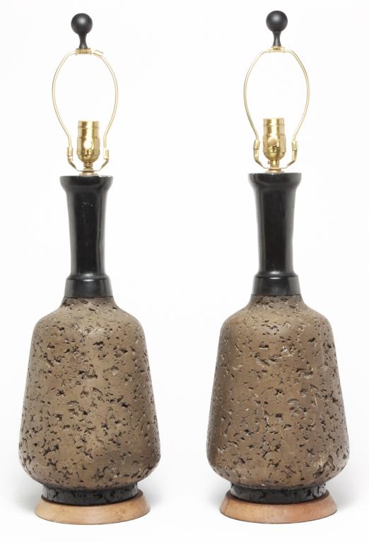 PAIR OF MODERN BRUTALIST STYLE TABLE LAMPS. (1 of 4)