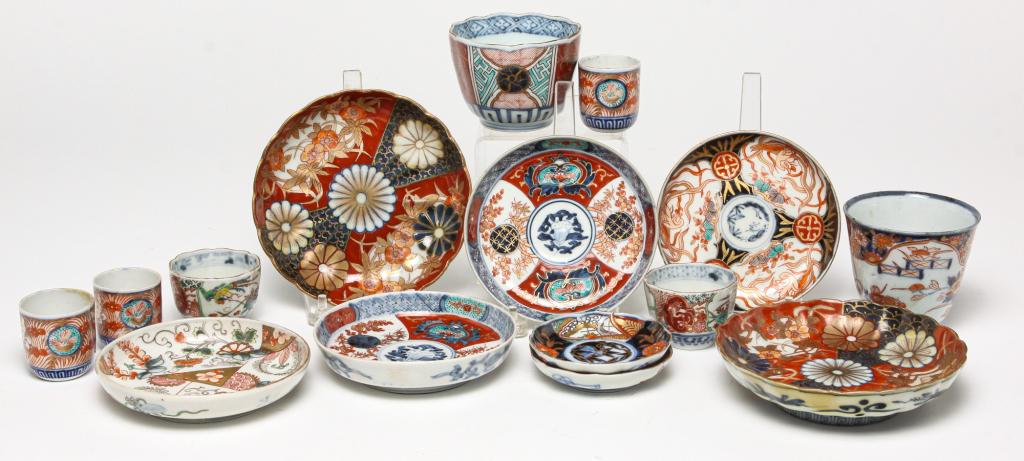 GROUP OF JAPANESE IMARI CUPS, SAUCERS AND SAUCES. (1 of 4)