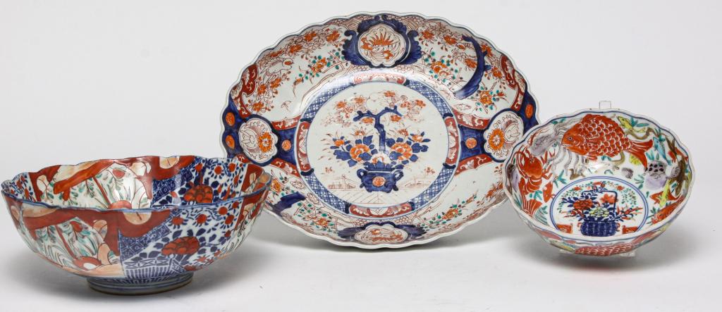FOUR JAPANESE IMARI BOWLS AND CONTAINER. (1 of 10)