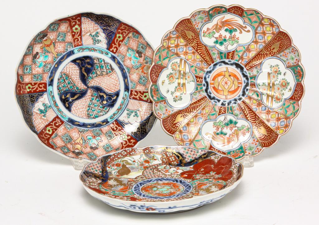 THREE JAPANESE IMARI PLATES. (1 of 5)