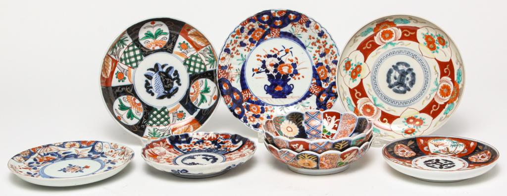 EIGHT JAPANESE IMARI PLATES AND BOWLS. (1 of 6)