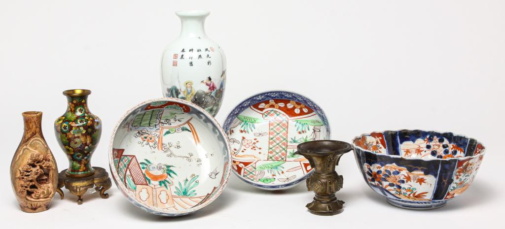 GROUP OF ASIAN METALWARE AND PORCELAIN. (1 of 8)