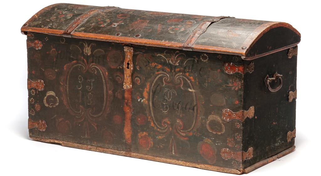 EUROPEAN DECORATED IMMIGRANT'S TRUNK. (1 of 10)