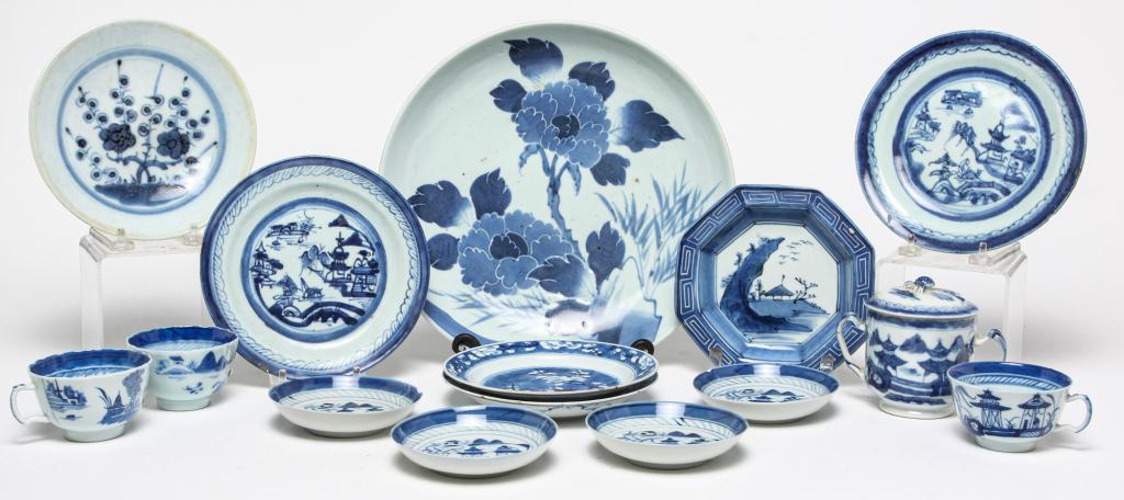 GROUP OF CHINESE BLUE AND WHITE DISHES. (1 of 6)