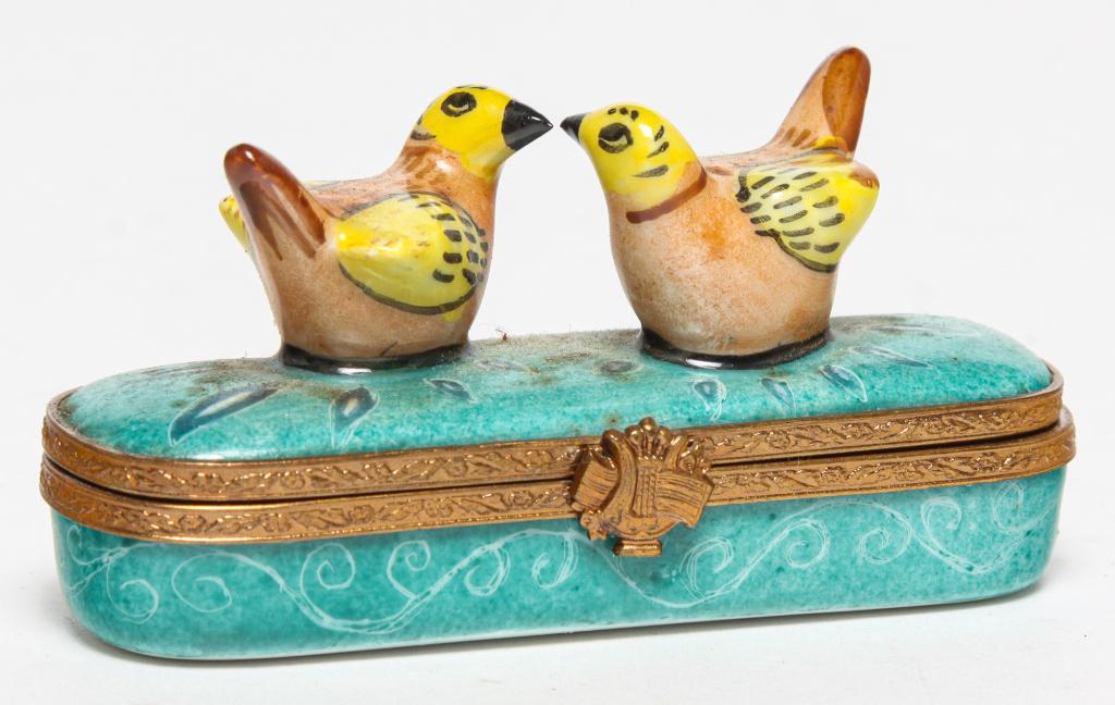 "LIMOGES" PORCELAIN TRINKET BOX. (1 of 5)