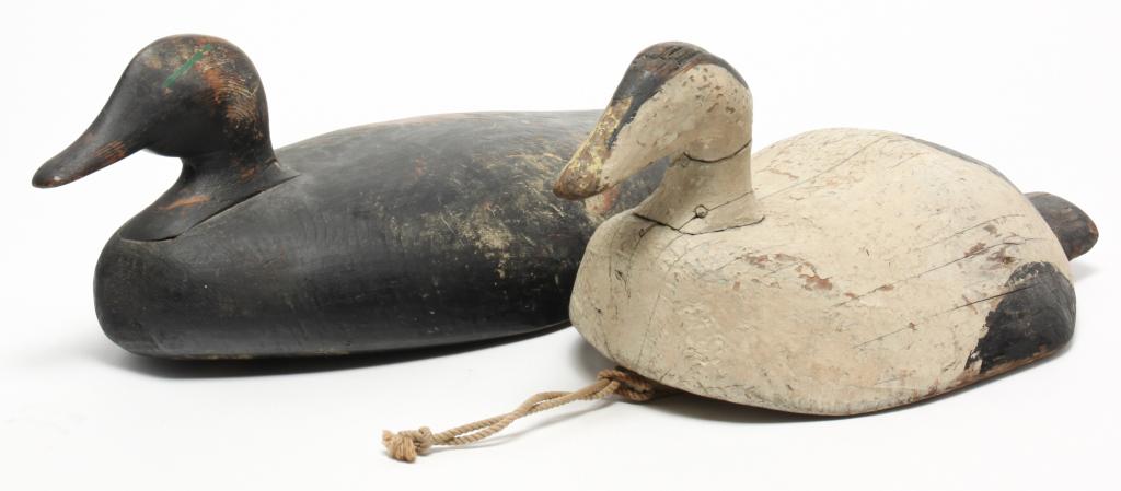 TWO AMERICAN WORKING DUCK DECOYS. (1 of 5)