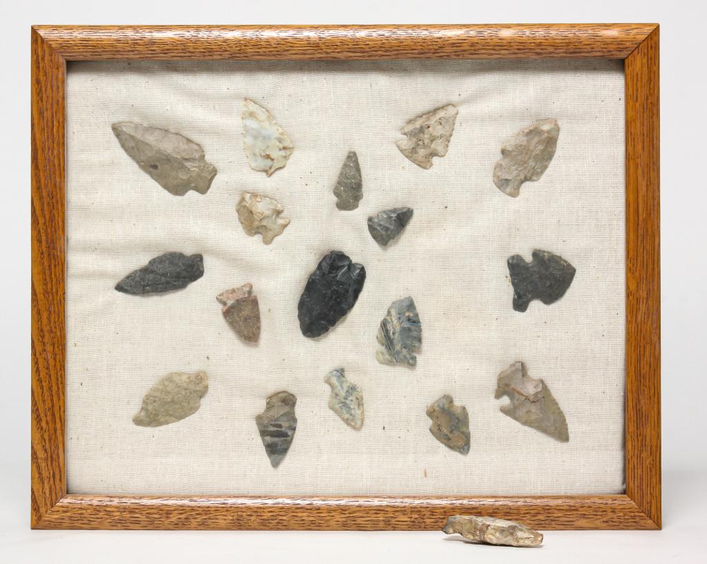 SMALL COLLECTION OF AMERICAN INDIAN POINTS. (1 of 3)