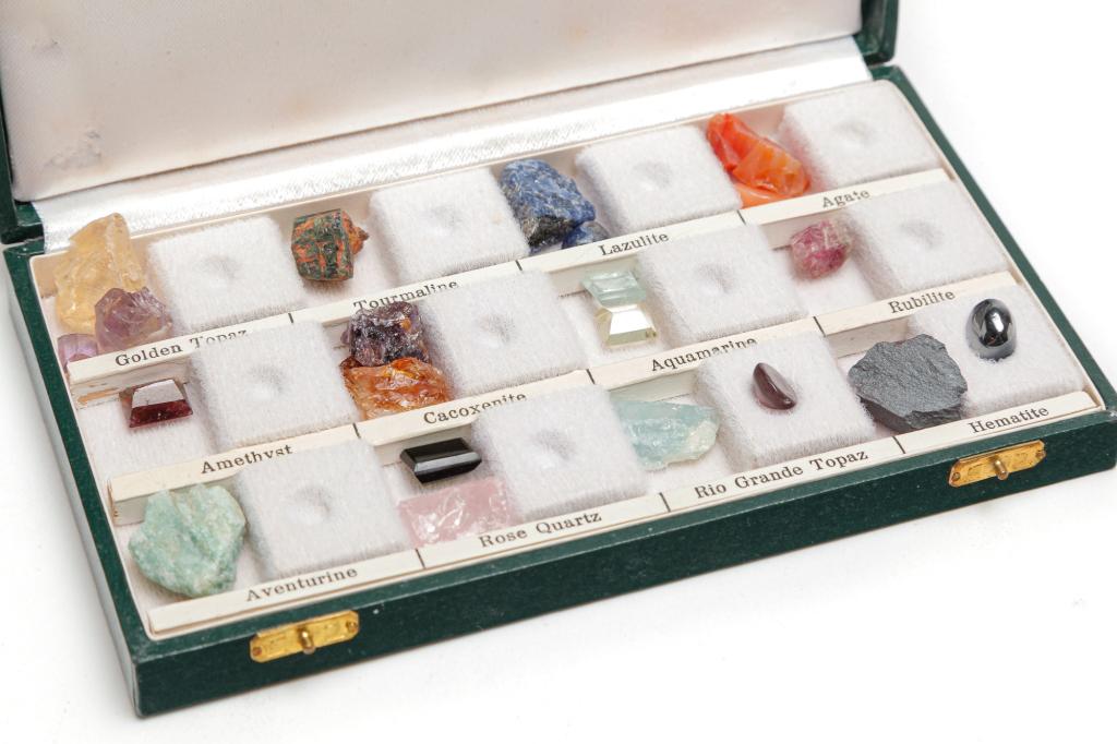 VINTAGE H. STERN SALESMAN'S SAMPLE STONE KIT. (1 of 4)