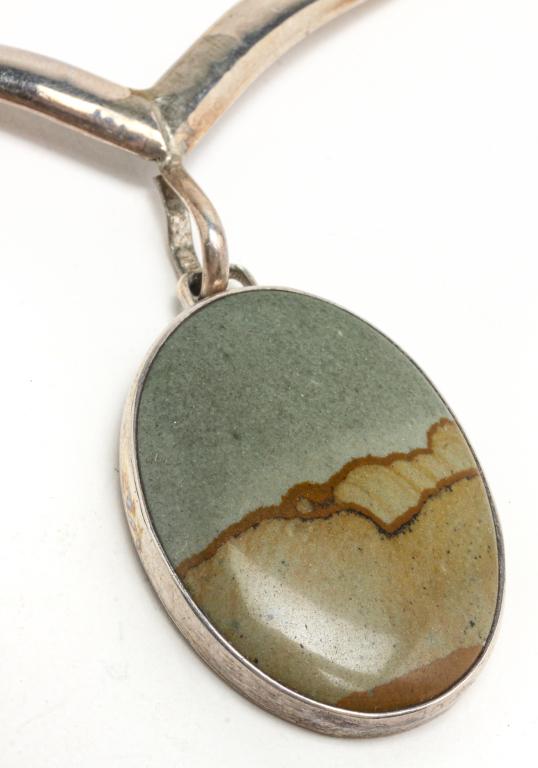 COLLAR NECKLACE WITH PICTURE JASPER PENDANT.: American, 3rd quarter - 20th century. Silver necklace made of three forged links, center oval pendant bezel set with picture jasper. Overall length approx. 18", pendant approx. 1.5"l x 1"w, total weig