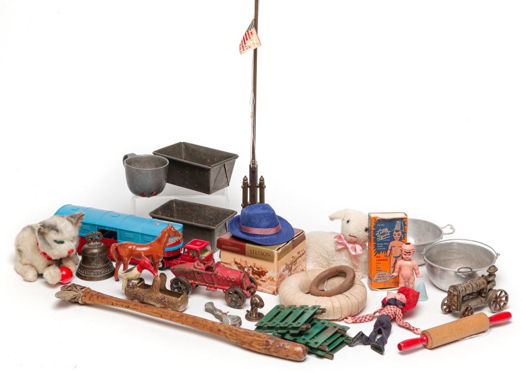 SMALL COLLECTION OF TOYS. (1 of 6)