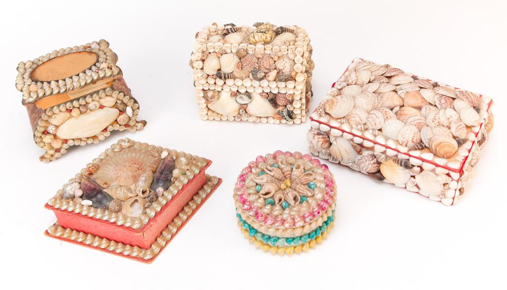 FIVE SHELL DECORATED BOXES. (1 of 3)