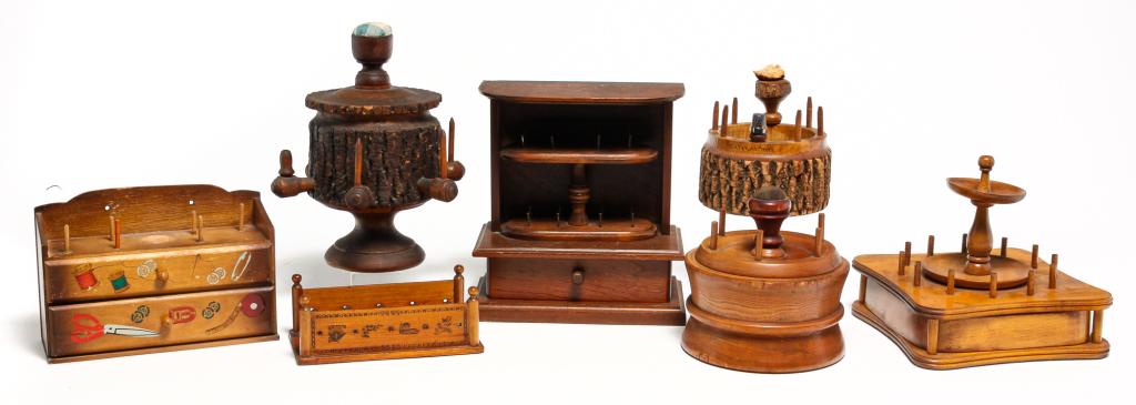 SEVEN AMERICAN SEWING CADDIES. (1 of 7)