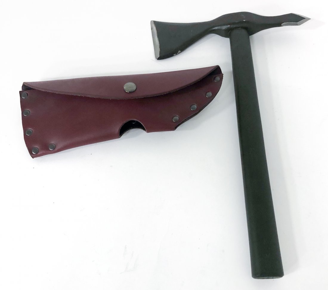 CONTEMPORARY TOMAHAWK WITH CASE (1 of 1)