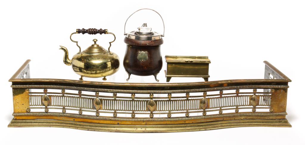 FOUR HOUSEHOLD ITEMS INCLUDING FENDER. (1 of 6)