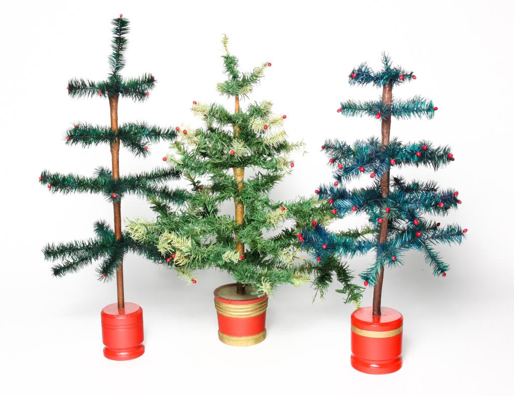 THREE TABLE TOP FEATHER TREES. (1 of 4)