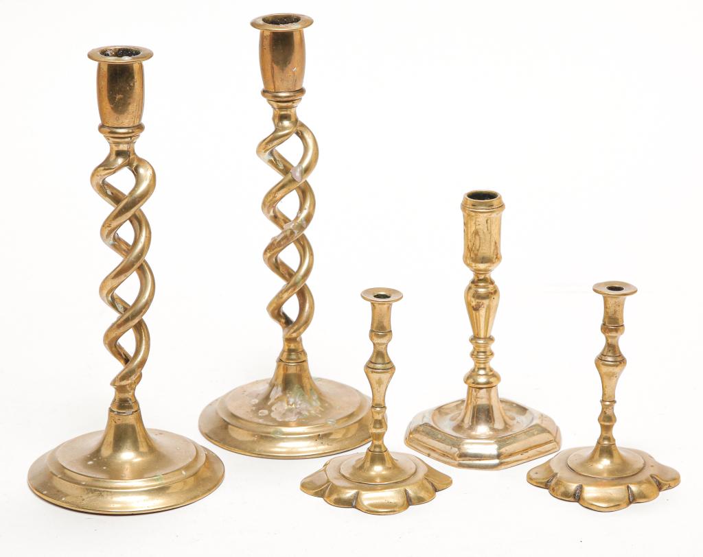 FIVE BRASS CANDLESTICKS. (1 of 6)