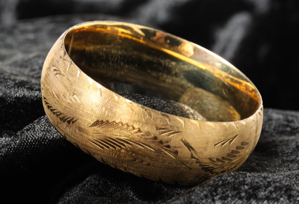 14K YELLOW GOLD VINTAGE BANGLE BRACELET. (1 of 3)