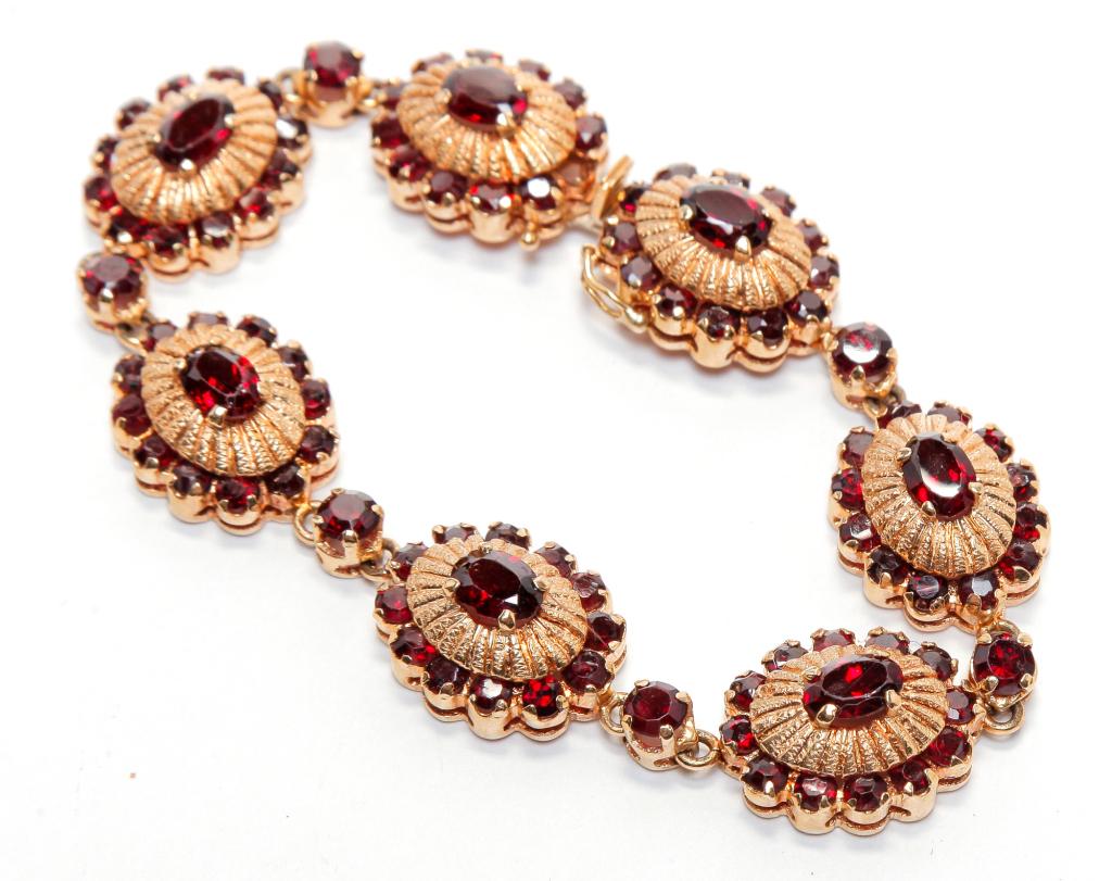 18K GOLD FANCY LINK GARNET BRACELET. (1 of 4)