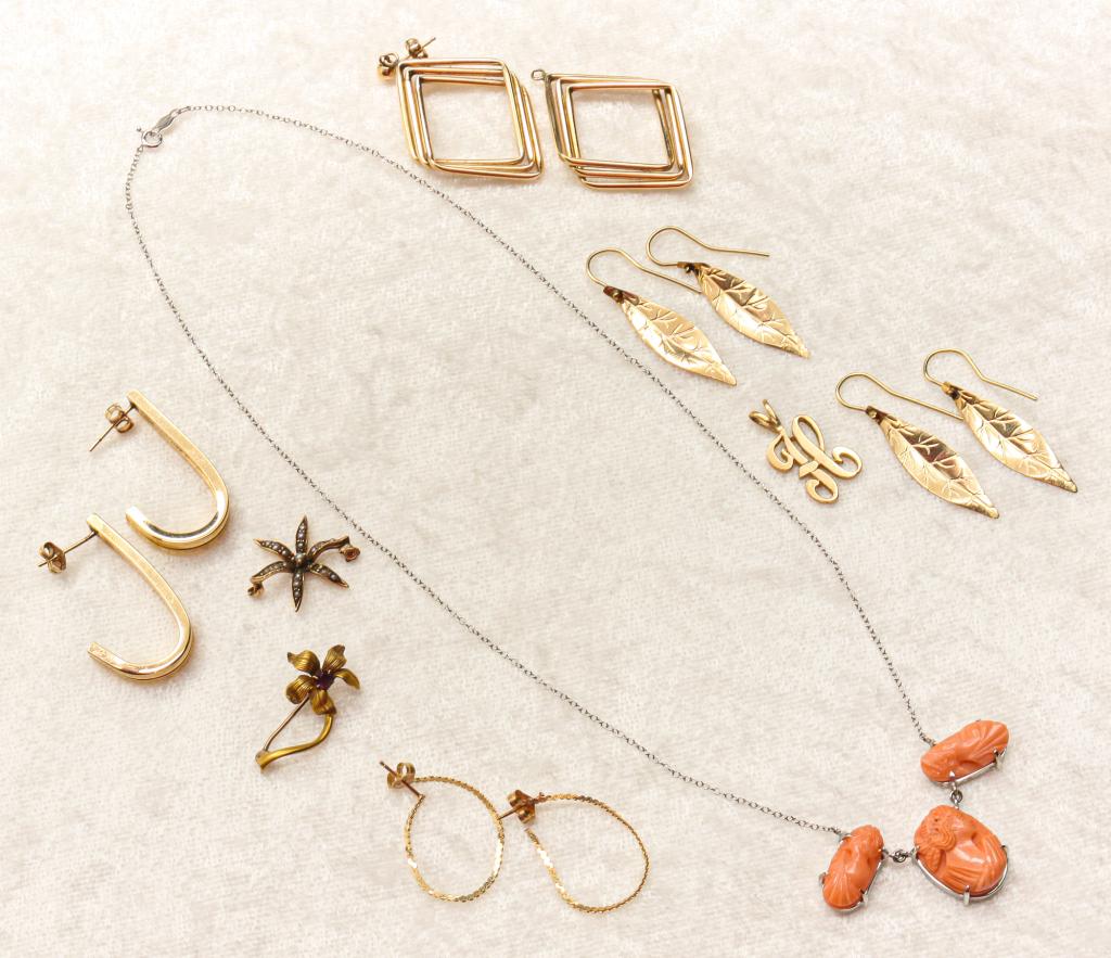 SMALL GROUP GOLD JEWELRY - VINTAGE & NEWER. (1 of 5)