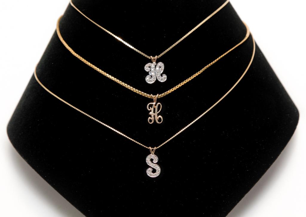 THREE GOLD INITIAL PENDANTS WITH CHAINS. (1 of 2)